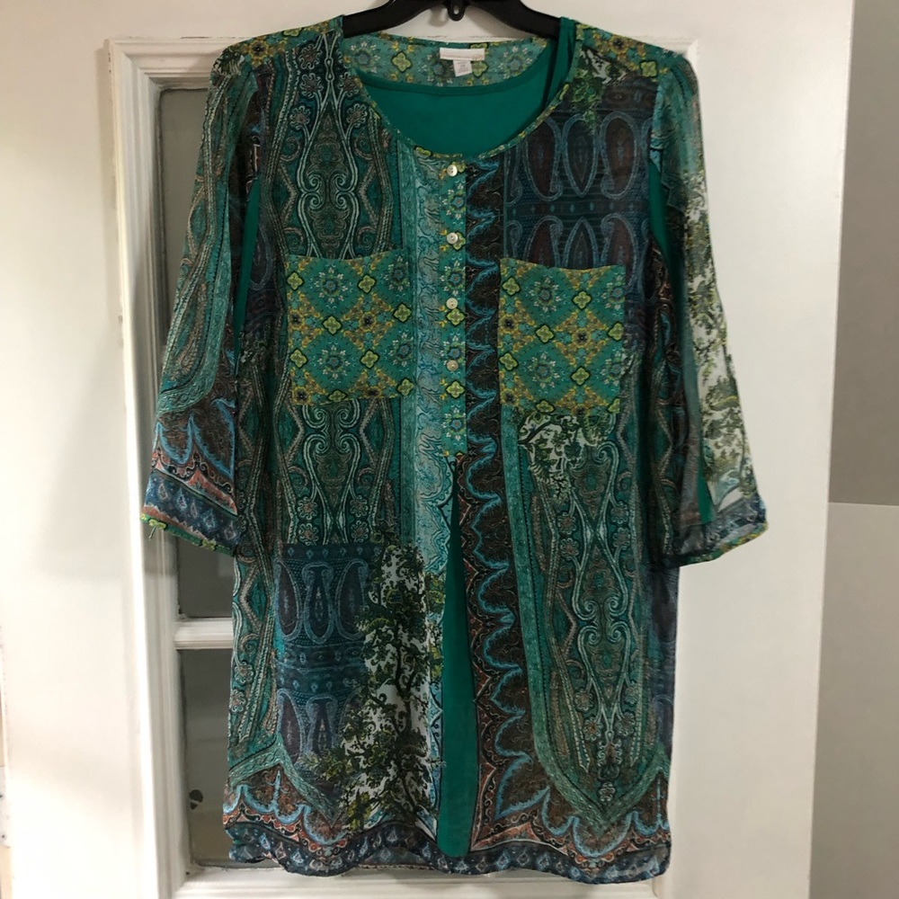 Super cute top to wear with jeans or leggings.